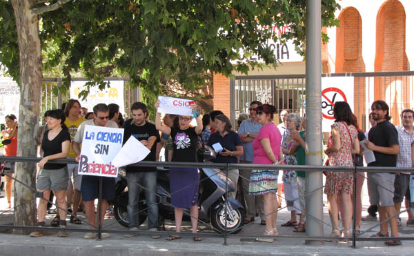 Concentrados contra la precariedad de la Ciencia en el IAA