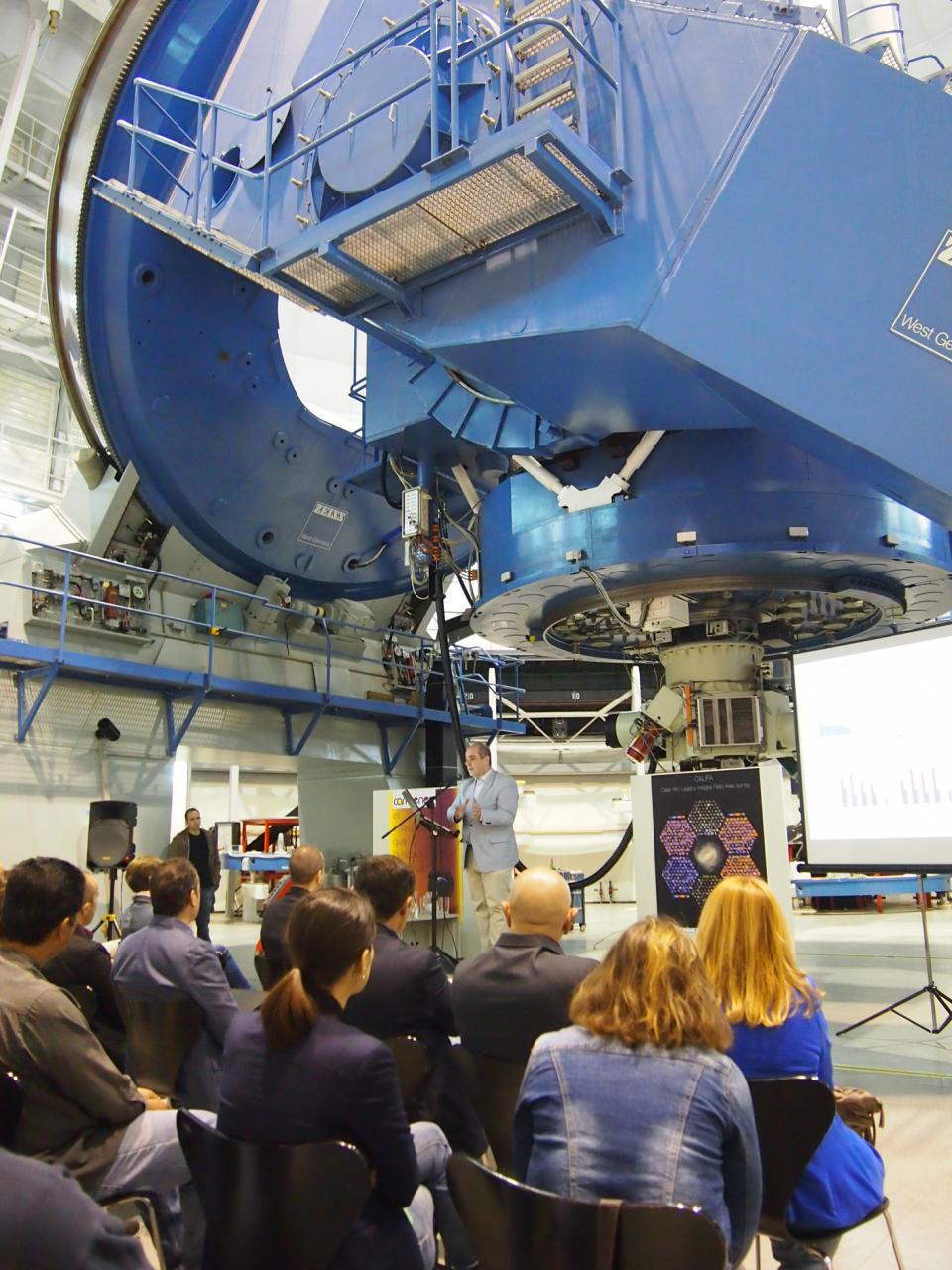 Charla de Francisco Triguero junto al telescopio de 3.5 m del CAHA