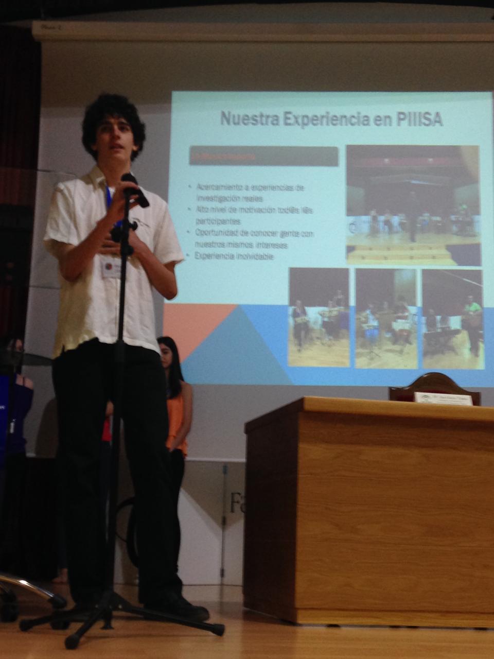 Estudiante durante una exposición en PIIISA 2015