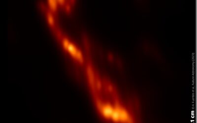Observaciones con interferometría espacial revelan filamentos helicoidales en el chorro lanzado por un agujero negro supermasivo