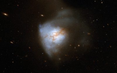 Cartografían “autopistas” magnéticas en los vientos de una galaxia con estallidos de formación estelar